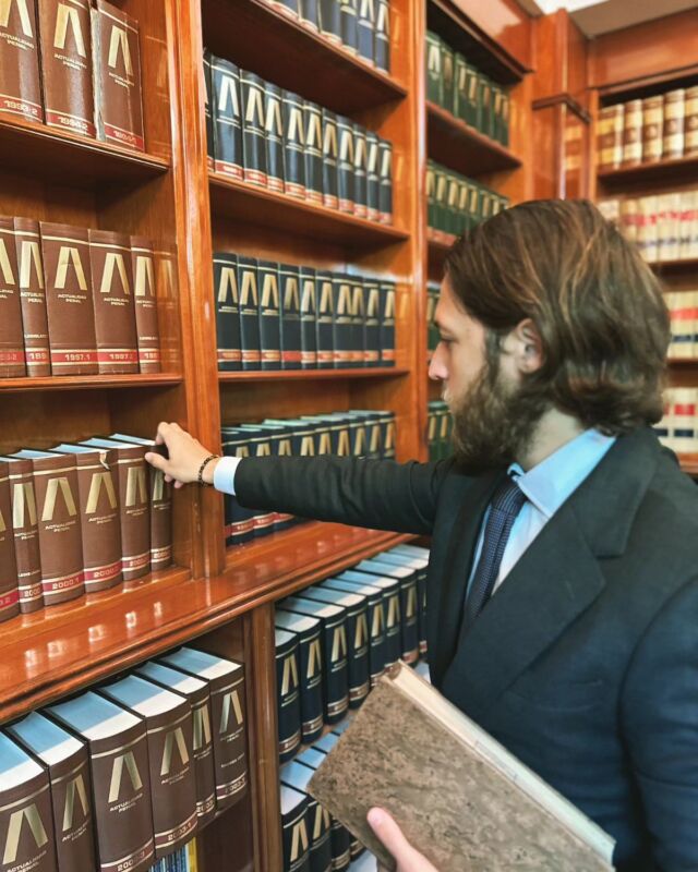 La profesión de abogado penalista exige un compromiso inquebrantable con la ley y la ética. Para llevar a cabo esta tarea con éxito, es esencial sumergirse en el profundo conocimiento del Código Penal, la Ley de Enjuiciamiento Criminal y la jurisprudencia.

En esta profesión, el estudio no es un acto ocasional, es una dedicación continua. No solo se trata de conocer la ley, sino de comprender las implicaciones éticas y sociales de cada caso. Los abogados penales no solo defienden a sus clientes, sino que también son guardianes de la integridad de nuestro sistema de justicia.

Así que, colegas y futuros abogados, recuerden que el estudio constante es esencial. Es a través de este proceso de aprendizaje que cumplimos nuestra misión de garantizar la justicia y proteger los derechos de todos los ciudadanos.

#Abogacía #DerechoPenal #EstudioJurídico #Jurisprudencia #CódigoPenal #LeyDeEnjuiciamientoCriminal #Justicia #Abogados #Derecho #Aprendizaje #ÉticaLegal