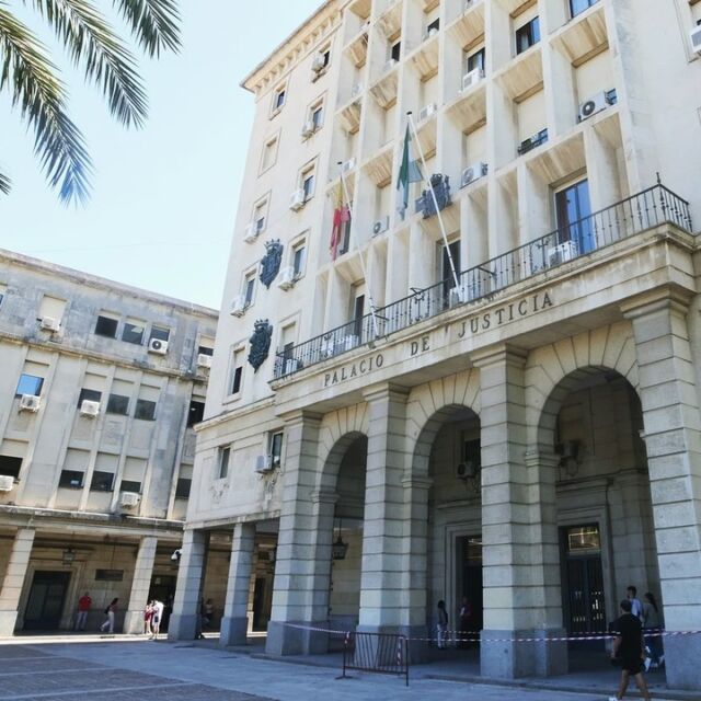 La abogacía como profesión es una montaña rusa. Uno sabe cómo empieza el día pero no cómo lo termina.

Ya que, en cualquier momento, puede llegar esa notificación inesperada que te obliga a dedicar los próximos dos días a preparar un recurso; o, en cambio, que te llegue esa llamada a primera hora de la mañana para asistir a un detenido en el Juzgado de Guardia.

De forma que lo que iba a ser una mañana tranquila de trabajo en el despacho se convierta en una maratón por preparar y presentar ese recurso inesperado o, en su caso, se convierta en una carrera al Juzgado de Guardia para asistir al detenido.

Pero, después de todo, ¿No es esta incertidumbre lo más bonito de la profesión?
·
·
·
·
·
#Abogado
#AsesoriaLegal
#Derecho
#Justicia
#ConsultaJuridica
#BufeteDeAbogados
#derechopenal 
#Penal
#AbogadoSevilla
#DerechosHumanos